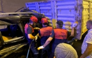 Osmaniye'de tıra çarpan hafif ticari araçtaki 1 kişi öldü, 2 kişi yaralandı