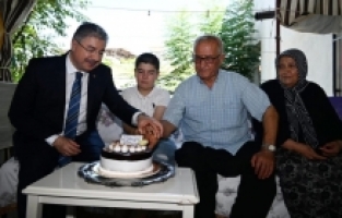 Osmaniye Valisi Yılmaz'dan şehit babasına doğum günü sürprizi