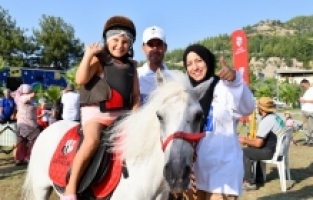 Doğa Park’ta at binen çocuklar doyasıya eğlendi