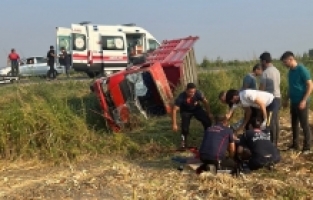 Kadirli'de devrilen kamyonetteki 2 kişi yaralandı