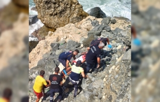 Samandağ'da kayalıktan düşen kişi yaralandı