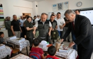 Adana'da dersbaşı yapan öğrencilere fidan ve kırtasiye hediyesi