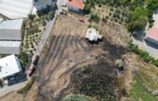 Antalya'da otluk alanda çıkıp muz bahçesine sıçrayan yangın söndürüldü