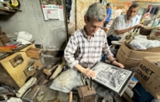Babasından öğrendiği tenekeciliği 70 yıldır aynı atölyede sürdürüyor