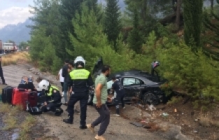 Burdur'da kamyonla çarpışan otomobildeki 3 kişi yaralandı