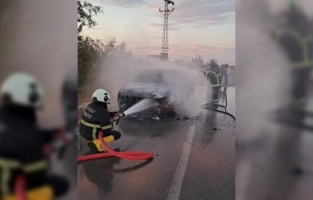 Hatay Reyhanlı'da seyir halindeki otomobil yandı