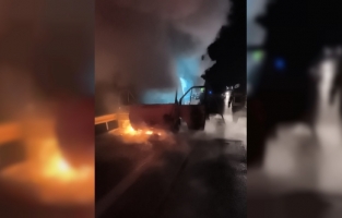 Mersin'de seyir halindeki minibüste çıkan yangın söndürüldü