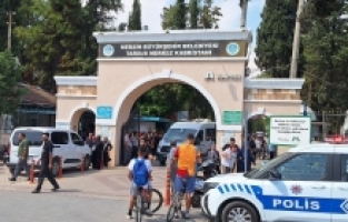 Mersin'de silahlı saldırıda yaralanan kadın hastanede yaşamını yitirdi