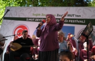 “Şalvarlı kadınlar korosu“ büyük ilgi gördü