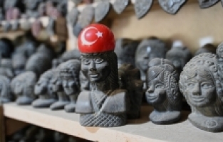 Nehir kıyısından toplayarak şekil verdiği taşları evindeki atölyesinde saklıyor