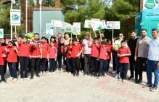 Öğrenciler Zorkun yolunda yarım ton cam ve plastik atığı topladı