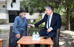 Osmaniye Valisi Yılmaz, sokakta darbedilen 75 Yaşındaki Mehmet Demir’i evinde ziyaret etti