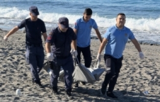 Alanya'da deniz kıyısında erkek cesedi bulundu