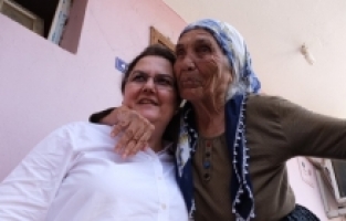 Derya Yanık 'Yaşlılar Günü'nü kutladı