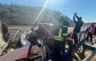 Mersin'de bariyere çarpan otomobilin sürücüsü yaralandı