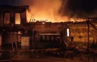 Osmaniye'de tarihi Mehmet Eminler Konağı yandı