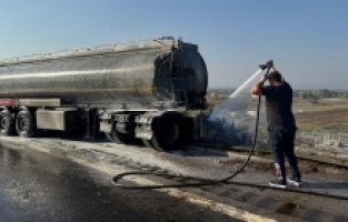 Osmaniye'de yangın çıkan tankere çarpan bir diğer tanker yola devrildi