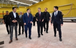 Vali Yılmaz, Bahçe'de Modüler Ahşap Mobilya Üretim Tesisini ziyaret etti