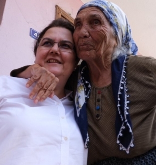 Derya Yanık 'Yaşlılar Günü'nü kutladı