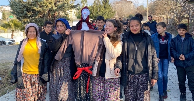 Öğrenciler yağmur duası için "Çomçalı Gelin" etkinliği yaptı