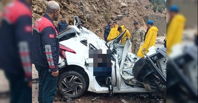 Kaya devrilen otomobildeki 4 öğretmen yaşamını yitirdi