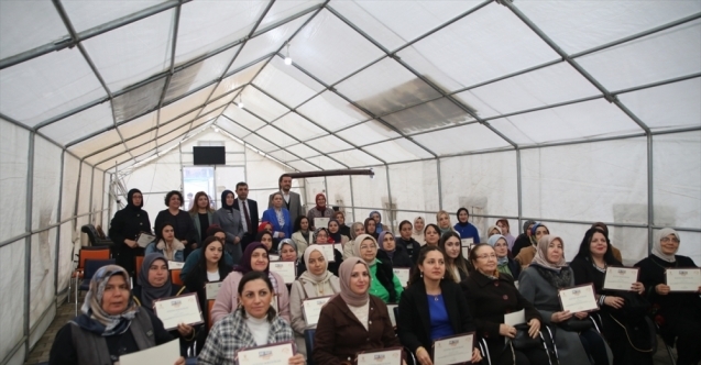Hatay'da “AK Parti Siyaset Akademisi“ne katılan 141 kadına sertifika verildi