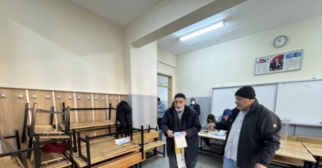 Deprem bölgesinde vatandaşlar sandık başına gitti