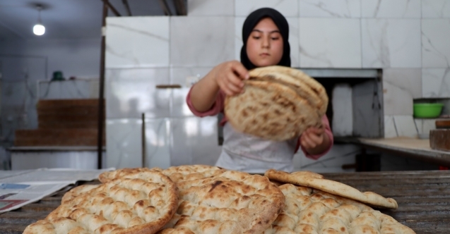 Eşinin ekmek fırınını devralan Gülcan usta, ateşin başına kızları ve yeğeniyle geçiyor