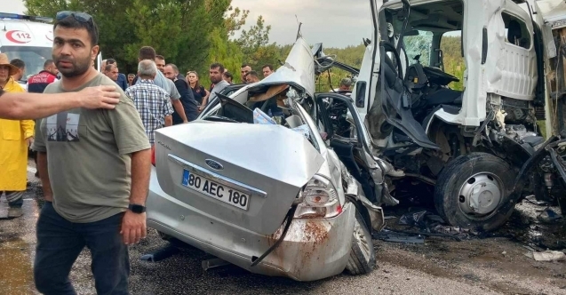 Kadirli'de kamyon ile otomobilin çarpıştığı kazada 2 kişi öldü, 4 kişi yaralandı