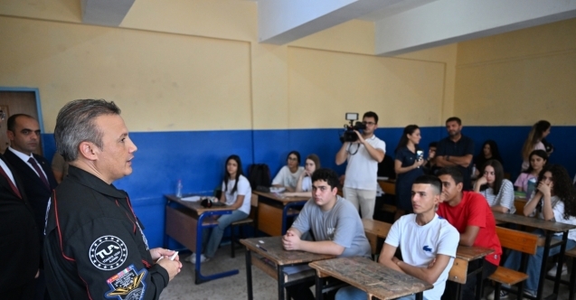 Astronot Gezeravcı Adana'da öğrencilerin geliştirdiği rokete “Zıpkın“ adını verdi