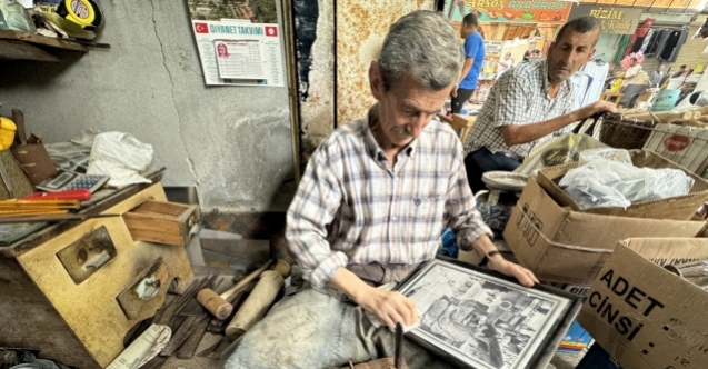 Babasından öğrendiği tenekeciliği 70 yıldır aynı atölyede sürdürüyor