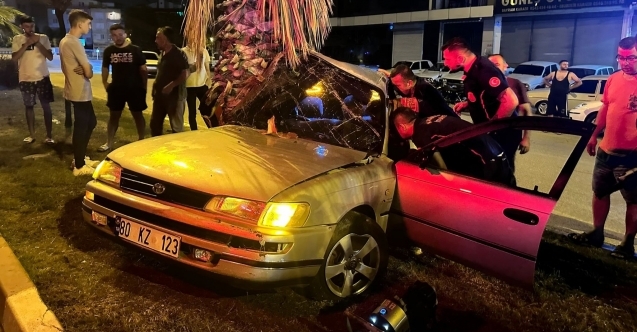Kadirli'de ağaca çarpan otomobilin sürücüsü yaralandı