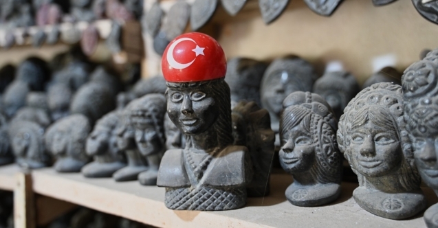 Nehir kıyısından toplayarak şekil verdiği taşları evindeki atölyesinde saklıyor