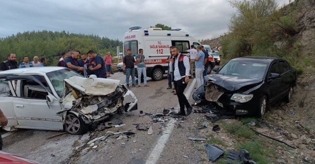 Kadirli'de iki otomobilin çarpıştığı kazada 1 kişi öldü, 1 kişi yaralandı