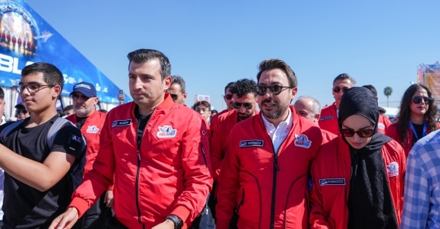 Selçuk Bayraktar ve AA Genel Müdürü Karagöz TEKNOFEST'te stantları ziyaret etti