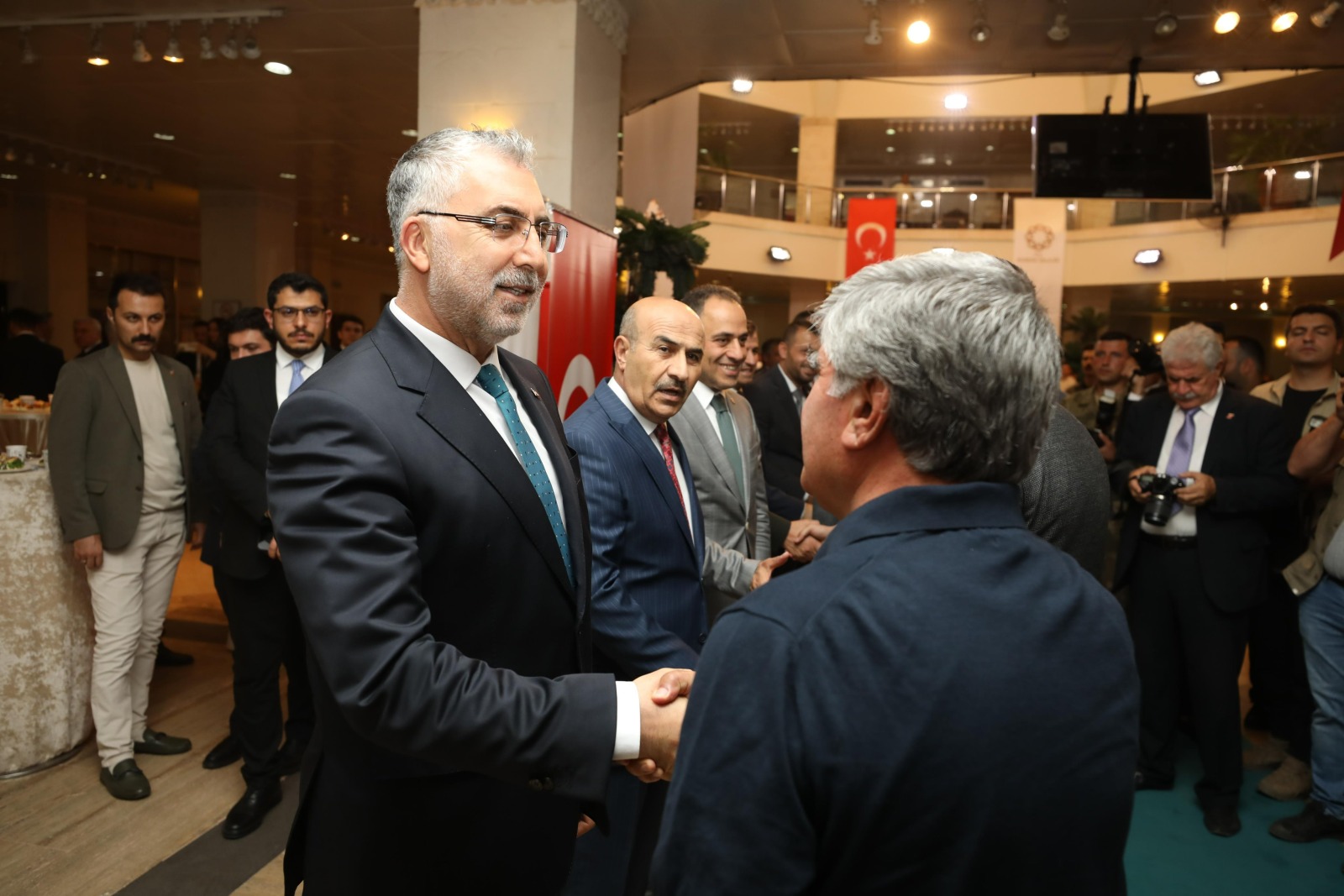 Bakan Işıkhan, Mardin’de Hemşehrileriyle Bayramlaştı