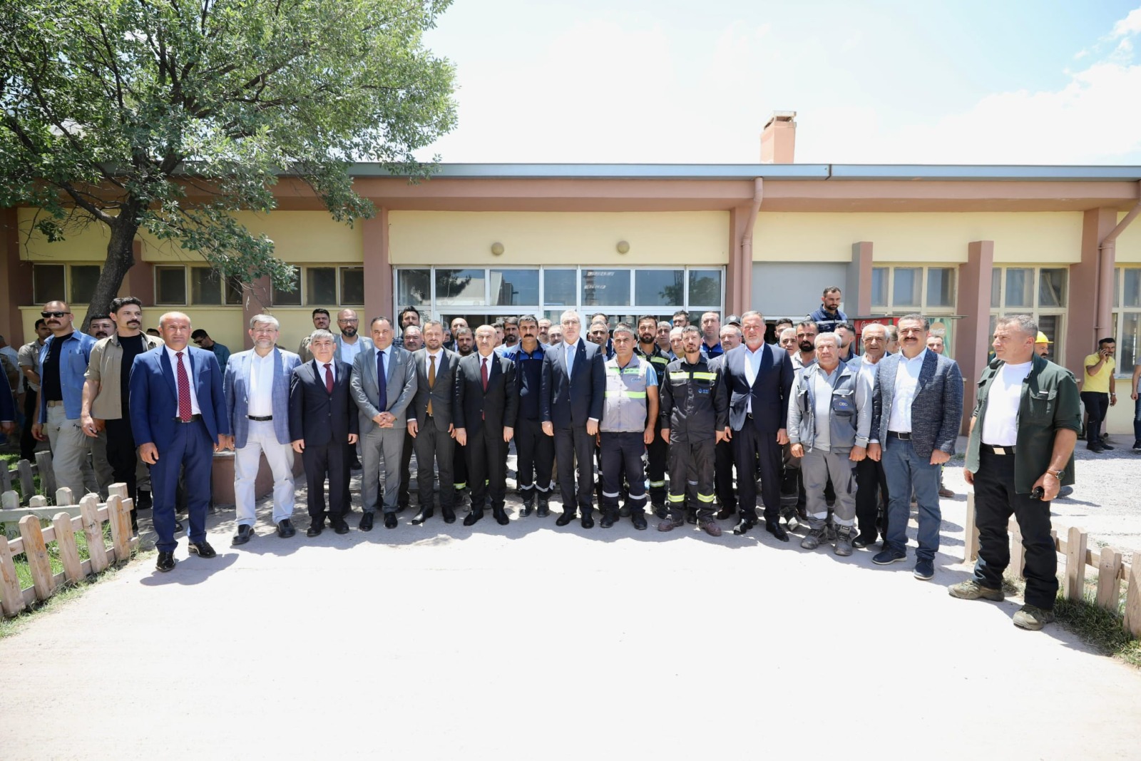 Bakan Işıkhan, Mardin’de İşçilerle Yemek Yedi