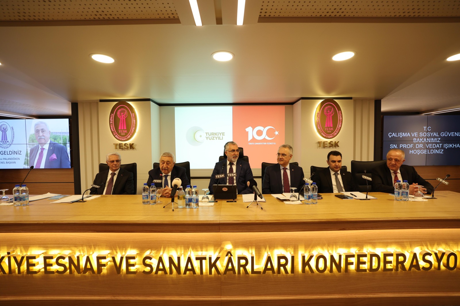 Bakan Işıkhan, Türkiye Esnaf ve Sanatkârları Konfederasyonu (TESK) İstişare Toplantısı’na Katıldı