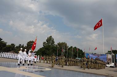 Millî Savunma Bakanı Yaşar Güler, 2’nci Amfibi Deniz Piyade Tugay Komutanlığının Sancak Tevdi Töreni’ne Katıldı